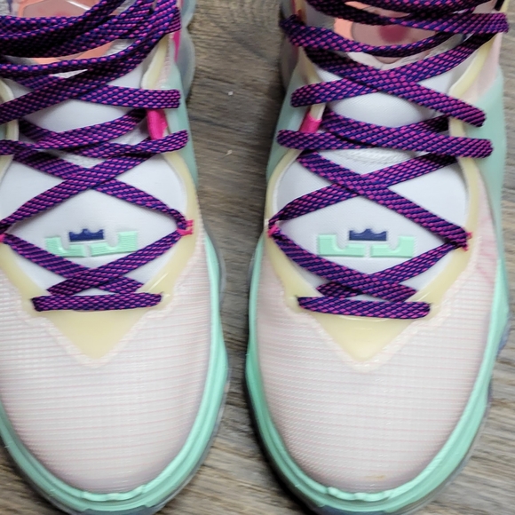 Nike Lebron 19 Valentine day - Picture 2 of 3